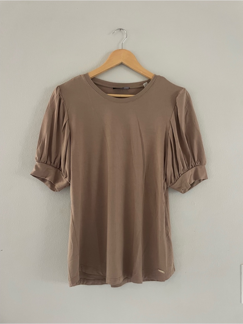 Tahari Brown Short Puff Sleeve Blouse